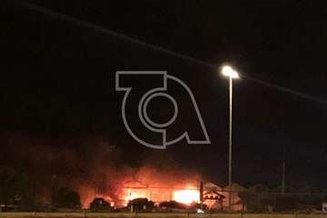 Aparatoso incendio de unos invernaderos en Las Remudas, junto a la GC-1/TA.